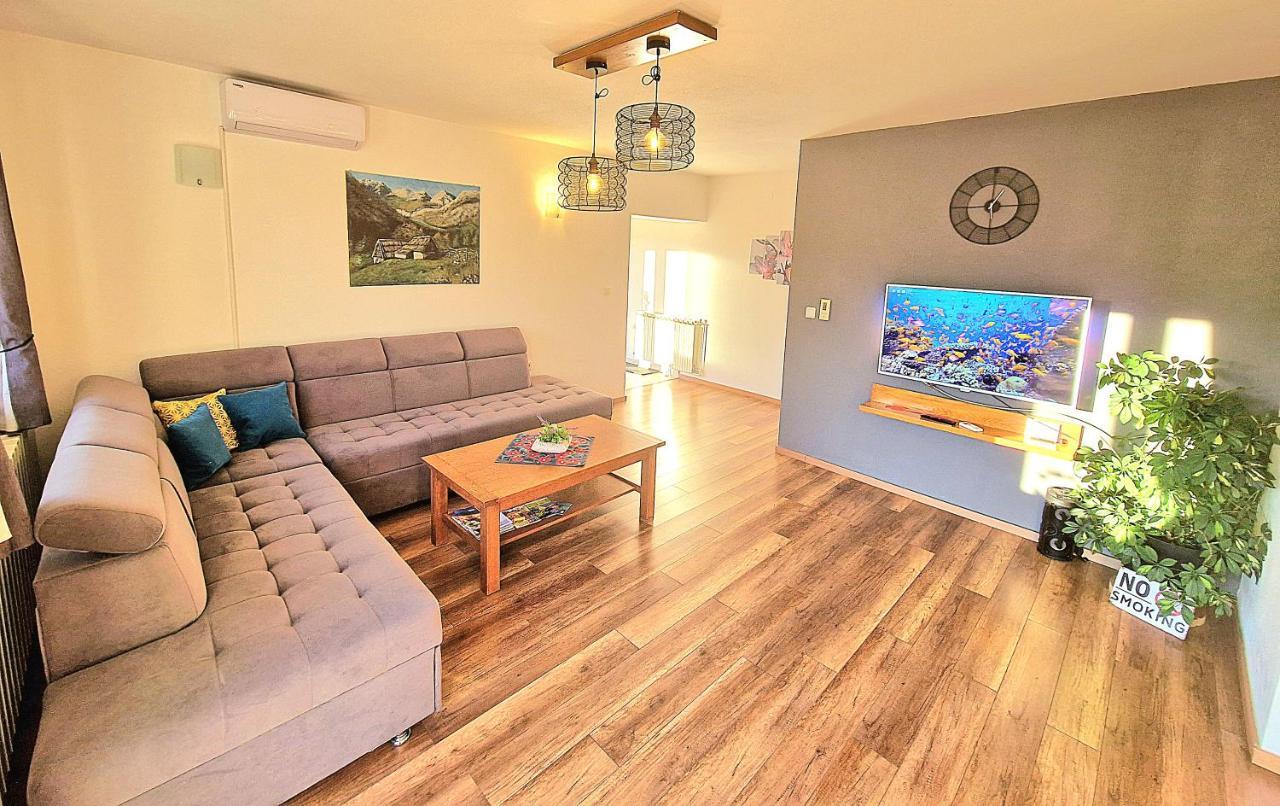 Holiday Home Melani Sinac Kültér fotó
